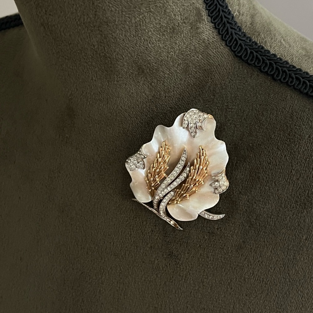 Vintage Trifari Crown 50s Under The Sea Coral Reef Mother of Pearl Gold Brooch - Picture 2 of 14
